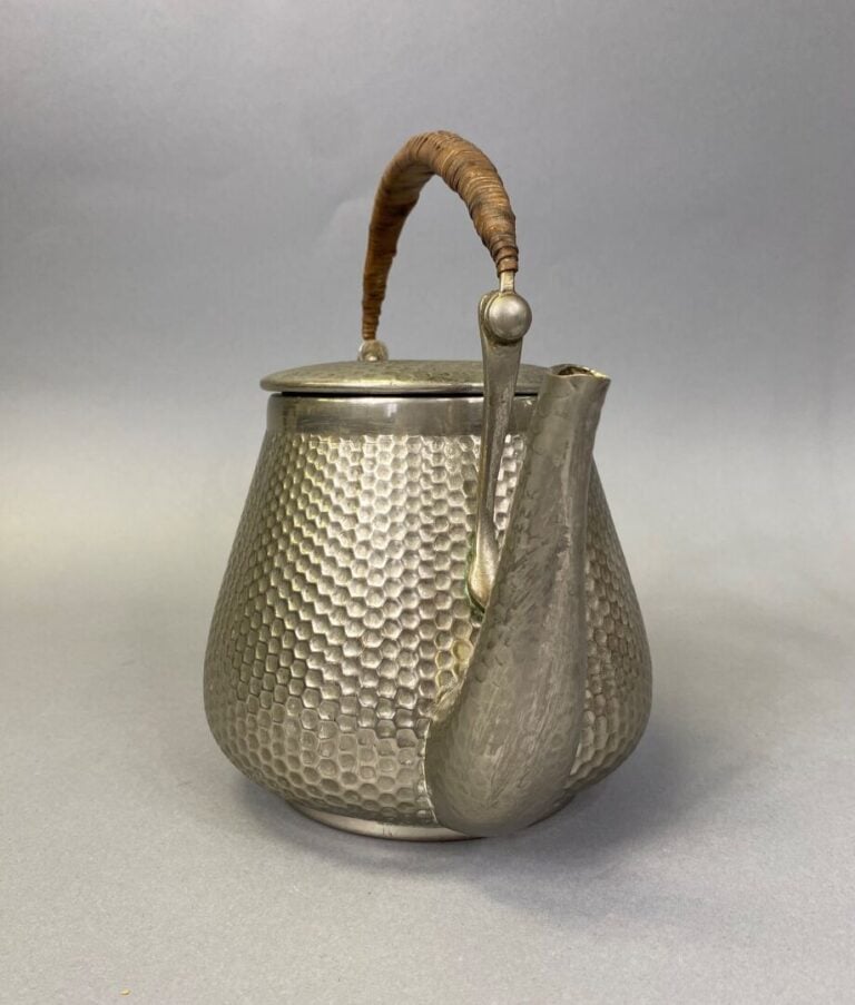 Samovar en métal argenté martelé, anse en osier - Travail probablement anglais…