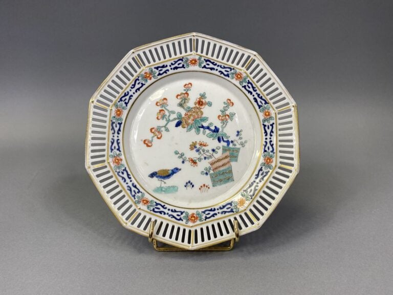SAMSON - Assiette de forme décagonale en céramique émaillée polychrome à décor…