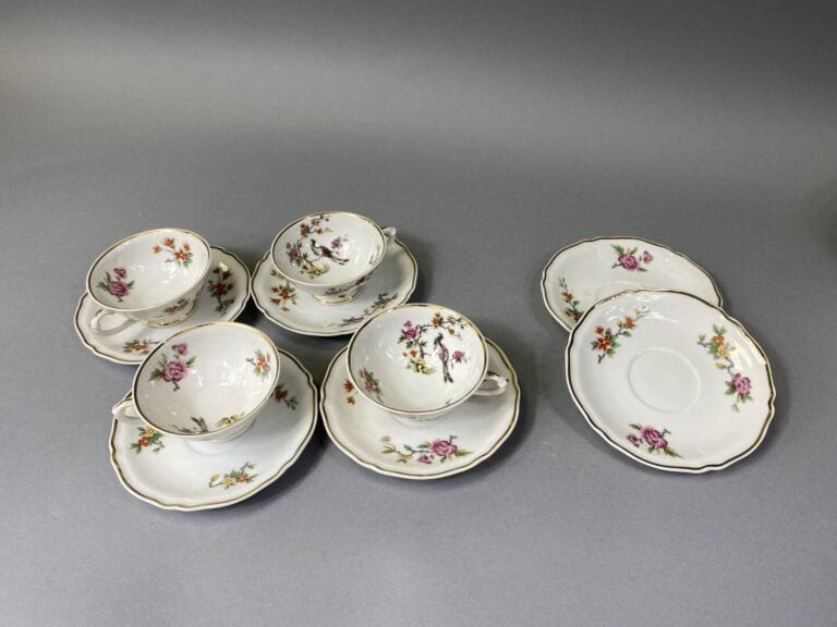 SARREGUEMINES - Ensemble de douze assiettes en faïence à décor polychrome d'ois…