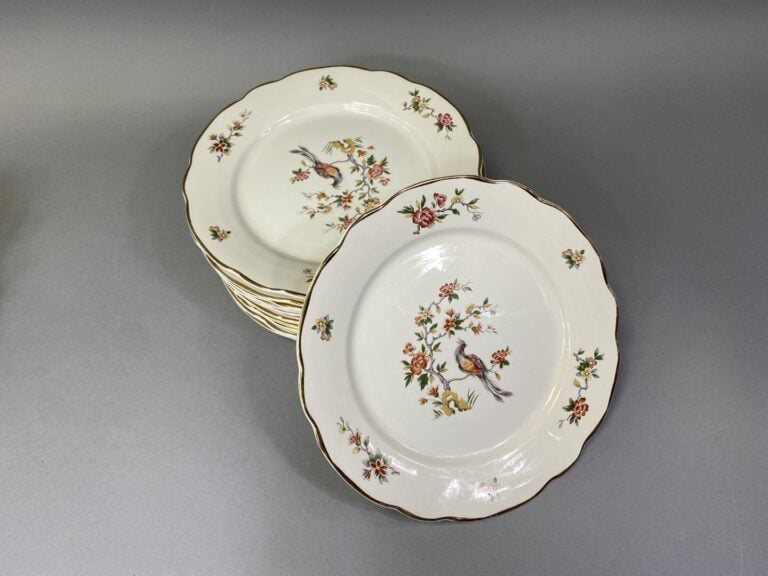 SARREGUEMINES - Ensemble de douze assiettes en faïence à décor polychrome d'ois…