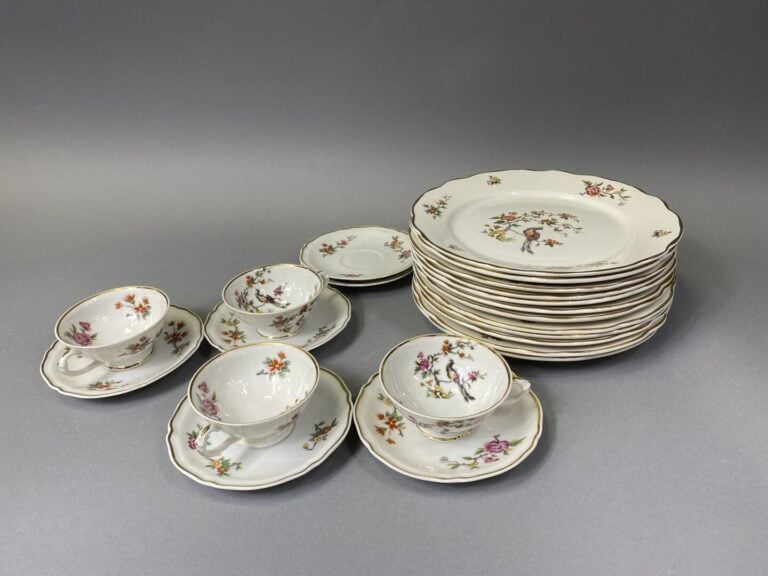 SARREGUEMINES - Ensemble de douze assiettes en faïence à décor polychrome d'ois…