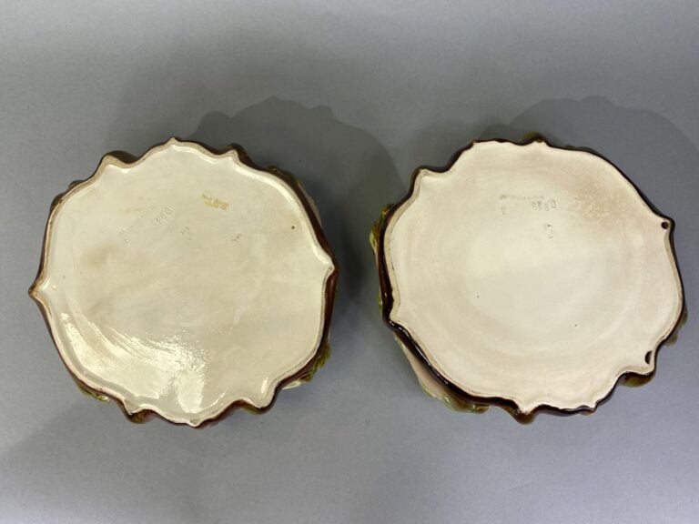SARREGUEMINES - Paire de coupes en barbotine - H: 9 cm - D: 19 cm - On joint un…