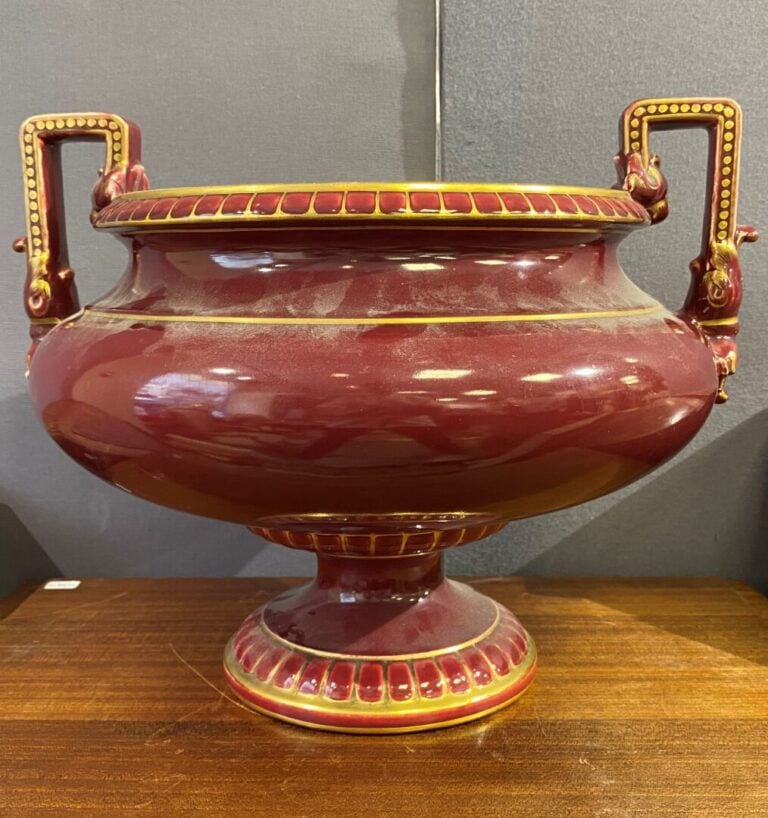 SARREGUEMINES - Vase Médicis en faïence bordeaux à décor de godrons et filets d…