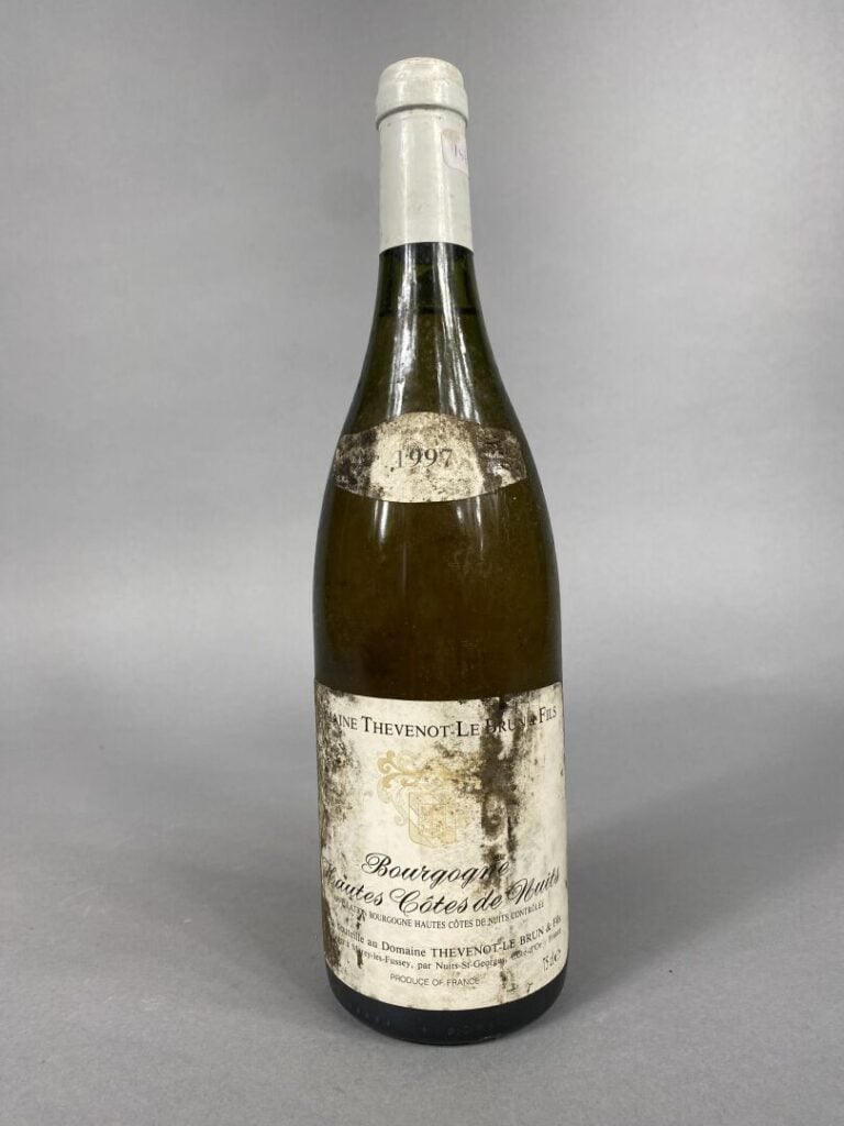 Sauvignon et Bougogne - Ensemble de cinq bouteilles comprenant : - - Bougogne,…
