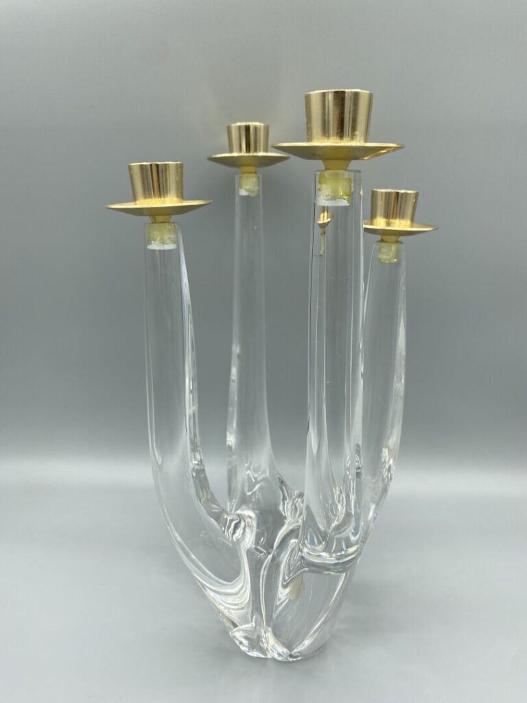 SCHNEIDER - Candélabre en cristal et laiton à quatre bras de lumière - Signé -…