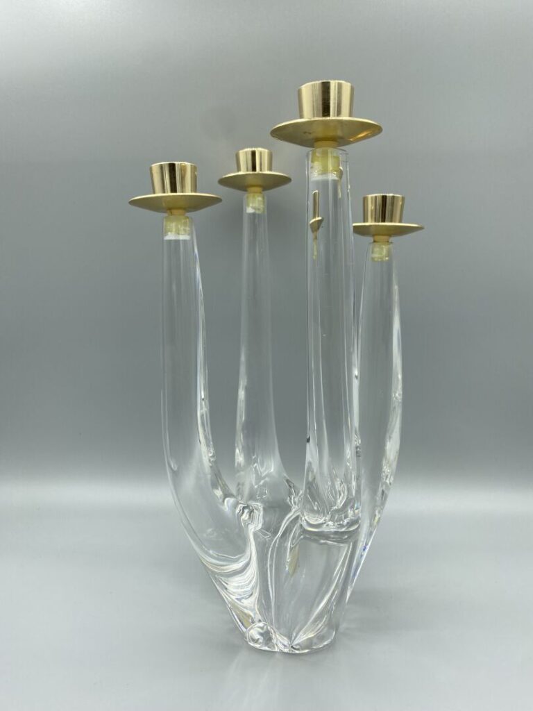 SCHNEIDER - Candélabre en cristal et laiton à quatre bras de lumière - Signé -…