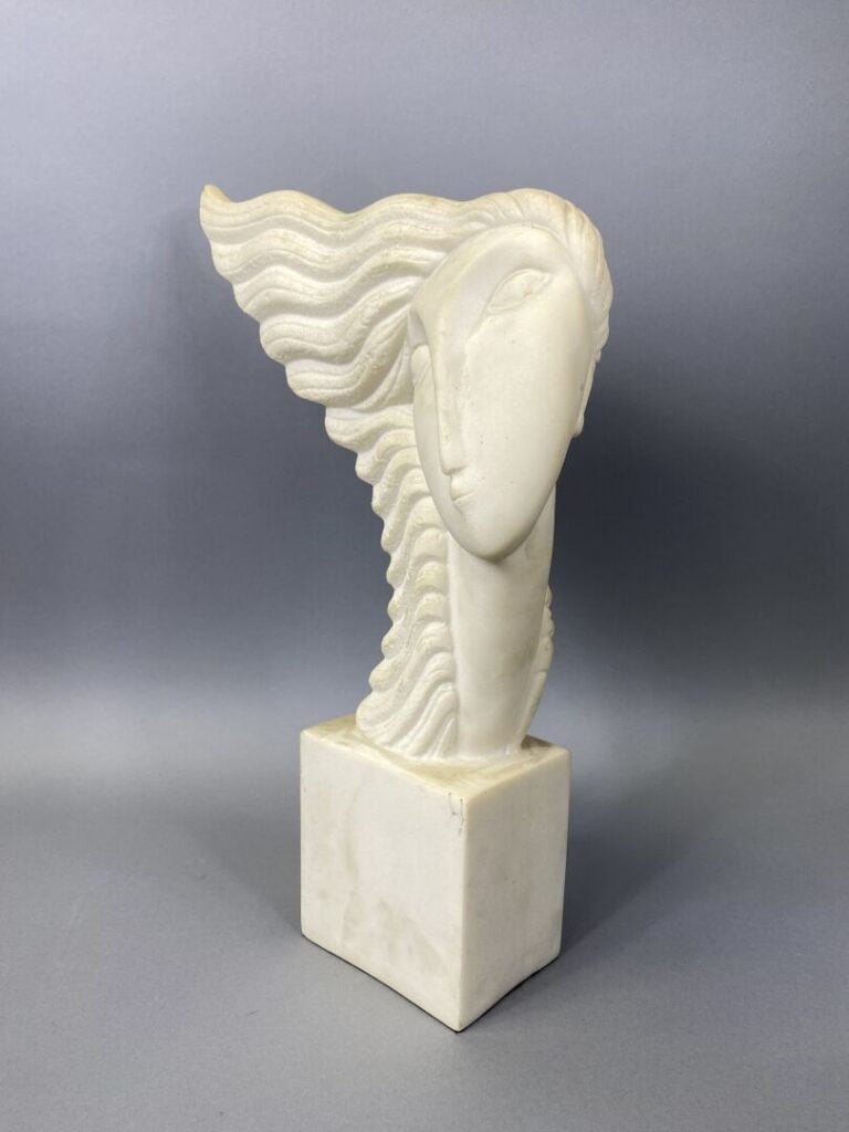Sculpture en marbre blanc figurant le visage d'une femme les cheveux au vent -…