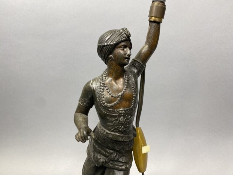 Sculpture en régule patiné figurant un Oriental monté en lampe - H : 33 cm