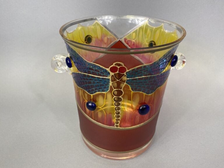 Seau à champagne en verre à décor émaillé polychrome orné d'une libellule et de…