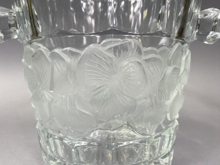 Seau à champagne en verre moulé à côtes plates et larges frises de fleurs satin…
