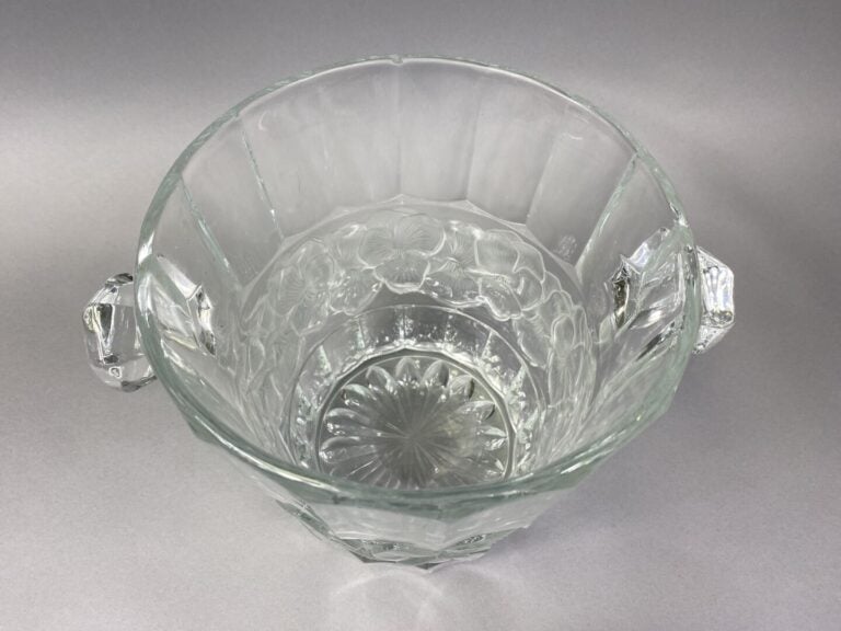 Seau à champagne en verre moulé à côtes plates et larges frises de fleurs satin…