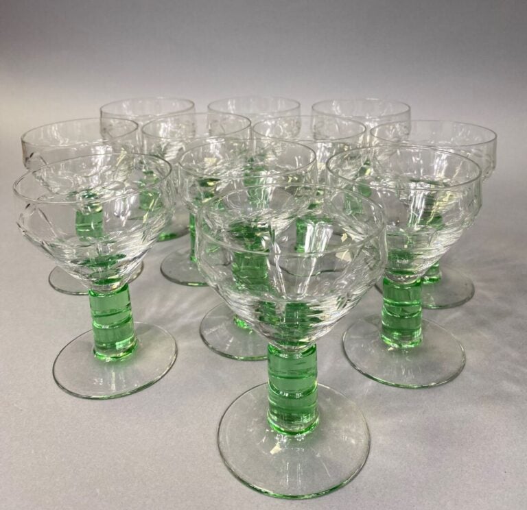 Service de verres à pans coupés posant sur un pied coloré vert comprenant : 11…