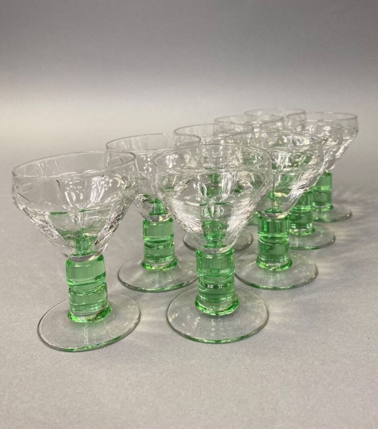 Service de verres à pans coupés posant sur un pied coloré vert comprenant : 11…