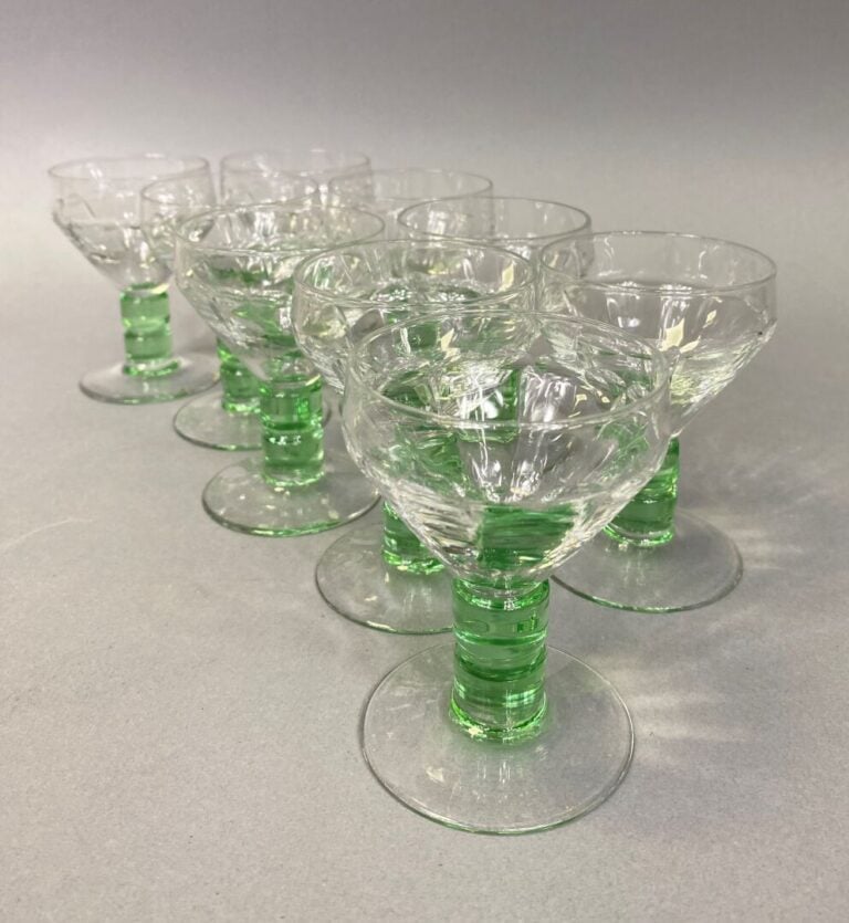 Service de verres à pans coupés posant sur un pied coloré vert comprenant : 11…