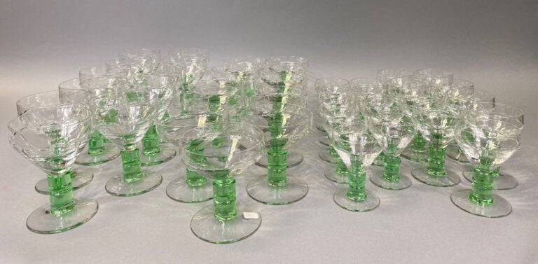Service de verres à pans coupés posant sur un pied coloré vert comprenant : 11…