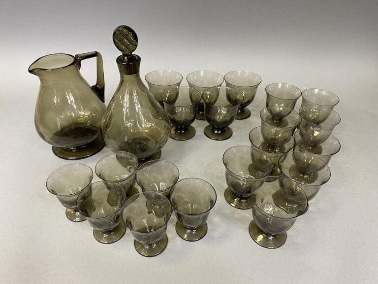 Service de verres en verre fumé comprenant une carafe, un pichet, 5 verres à ea…