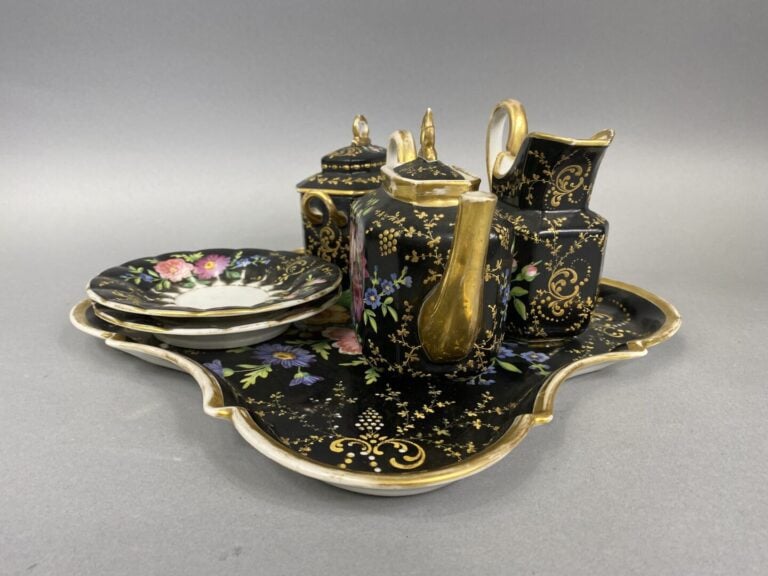 Service dit "tête à tête" en porcelaine émaillée polychrome à décor de motifs f…