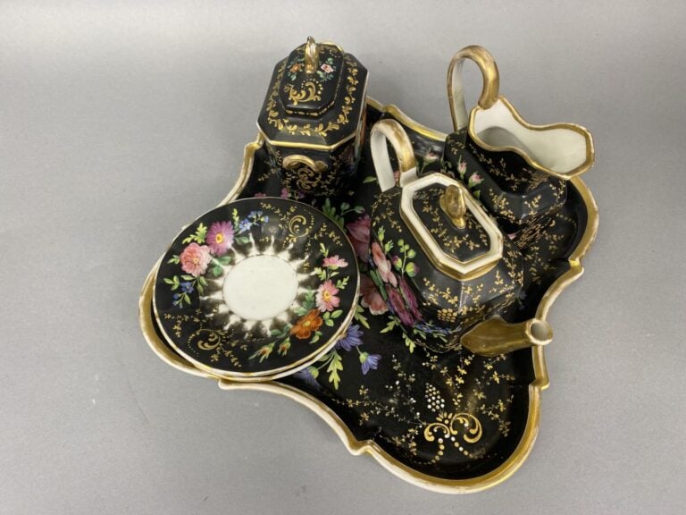 Service dit "tête à tête" en porcelaine émaillée polychrome à décor de motifs f…