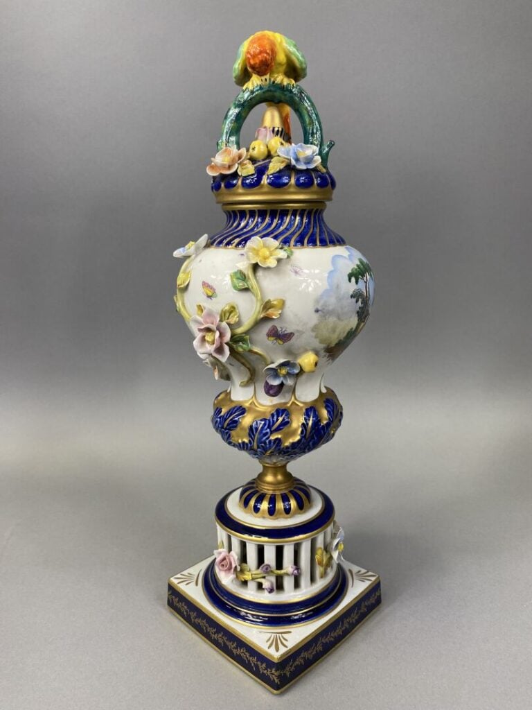 Sèvres, moderne - Potiche couverte sur piédouche en porcelaine émaillée polychr…