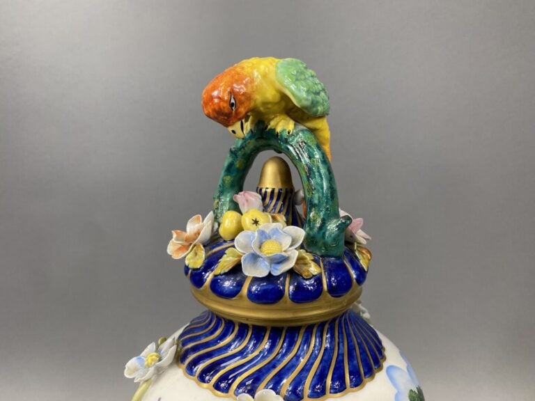 Sèvres, moderne - Potiche couverte sur piédouche en porcelaine émaillée polychr…