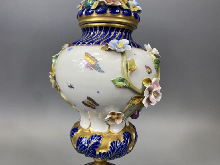 Sèvres, moderne - Potiche couverte sur piédouche en porcelaine émaillée polychr…