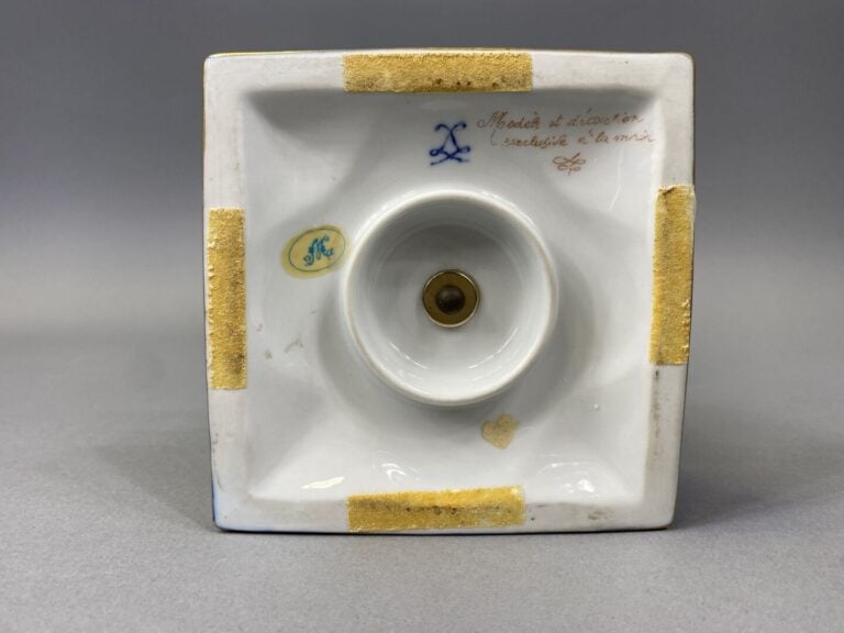 Sèvres, moderne - Potiche couverte sur piédouche en porcelaine émaillée polychr…
