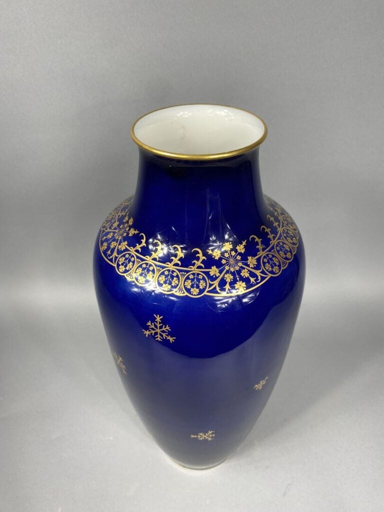 SEVRES - Vase balustre à col ourlé en porcelaine émaillée bleu nuit à décor dor…