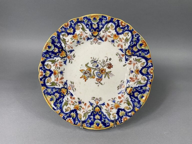 SUISSE, Manufacture de Thoune - Ensemble comprenant un plat et des assiettes à…