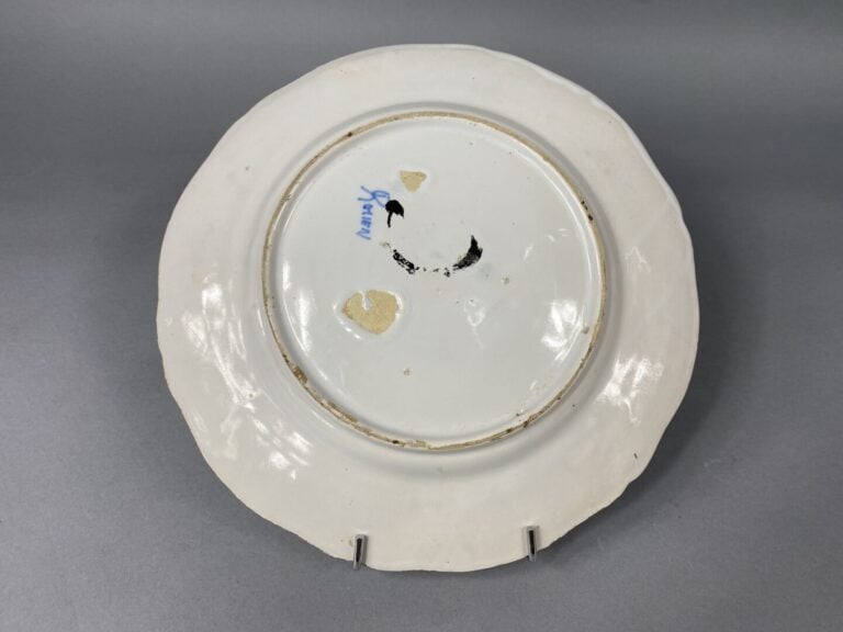 SUISSE, Manufacture de Thoune - Ensemble comprenant un plat et des assiettes à…