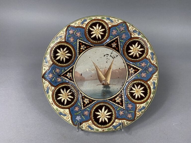 SUISSE, Manufacture de Thoune - Ensemble comprenant un plat et des assiettes à…