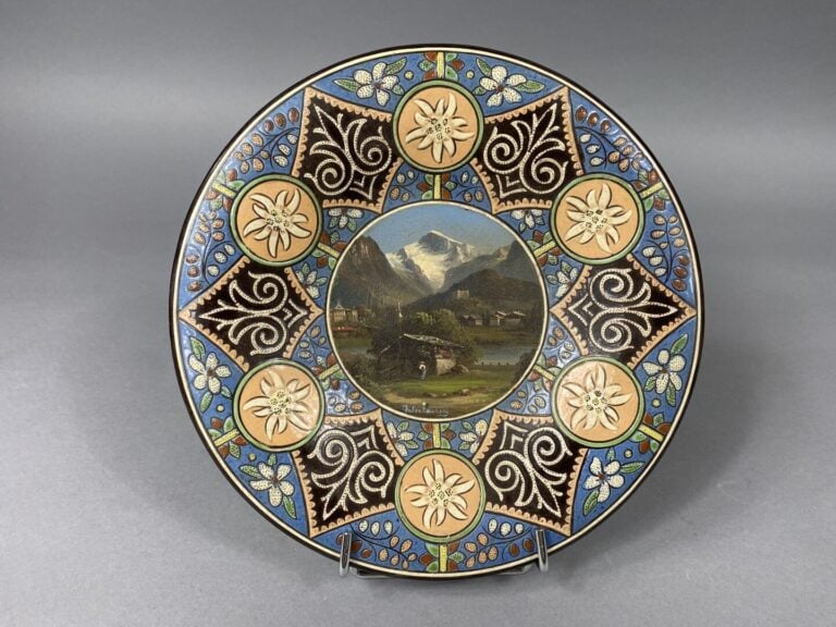 SUISSE, Manufacture de Thoune - Ensemble comprenant un plat et des assiettes à…