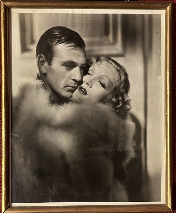 Suite de 17 tirages photographiques en noir et blanc (portraits Gabin, Piaf...)…