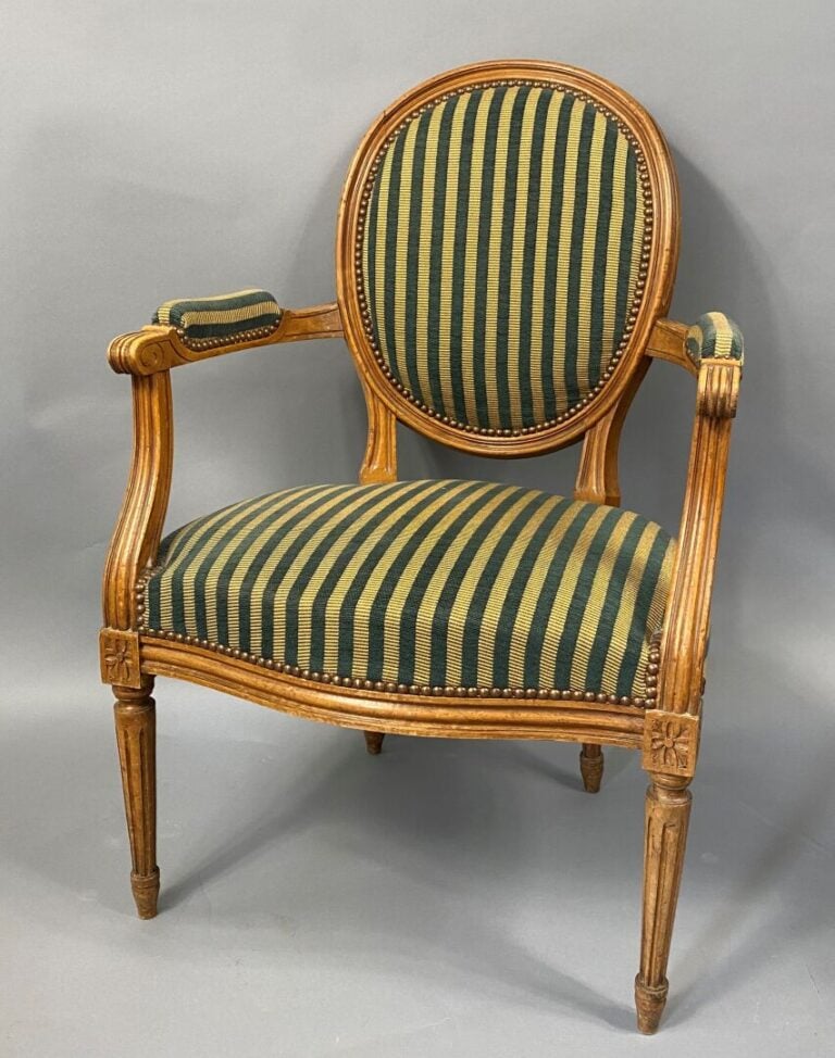 Suite de deux fauteuils cabriolet en bois mouluré et sculpté - H (le plus grand…