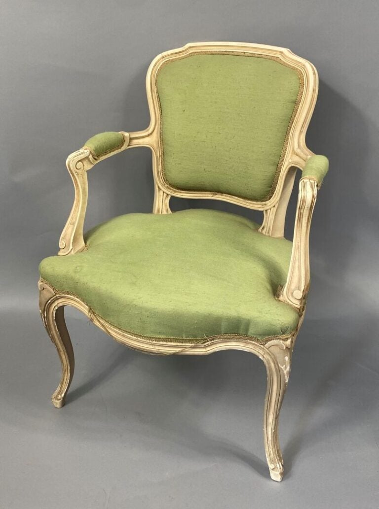 Suite de deux fauteuils cabriolet en bois mouluré et sculpté - H (le plus grand…