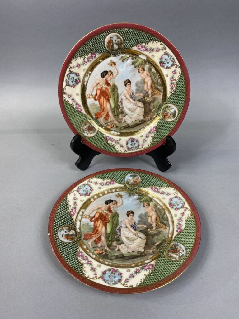 Suite de huit assiettes en porcelaine polychrome à décor de scènes mythologique…