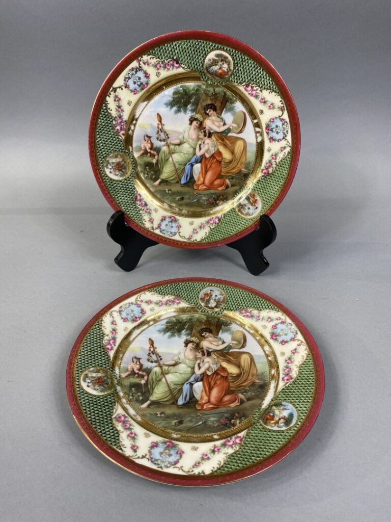 Suite de huit assiettes en porcelaine polychrome à décor de scènes mythologique…