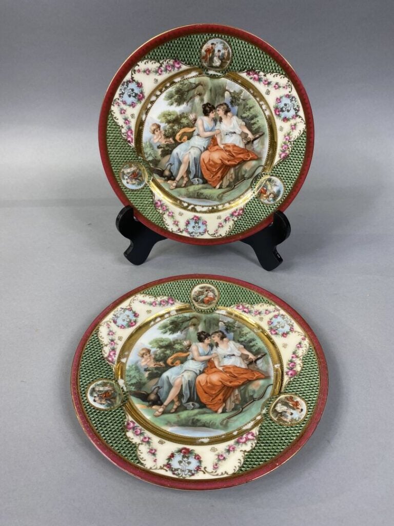 Suite de huit assiettes en porcelaine polychrome à décor de scènes mythologique…