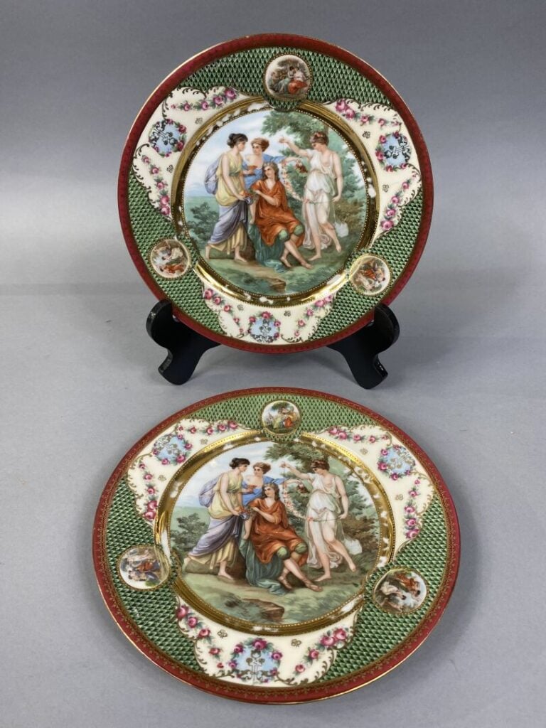 Suite de huit assiettes en porcelaine polychrome à décor de scènes mythologique…