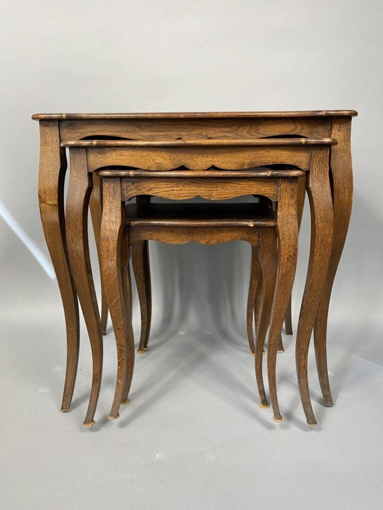 Suite de quatre tables gigognes en chêne, pieds galbés - Style Louis XV - H (la…