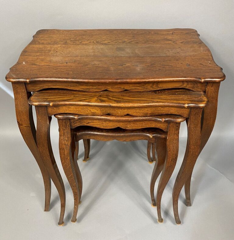 Suite de quatre tables gigognes en chêne, pieds galbés - Style Louis XV - H (la…