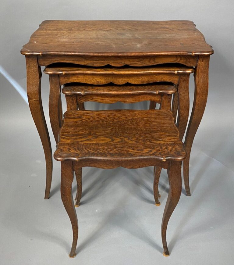 Suite de quatre tables gigognes en chêne, pieds galbés - Style Louis XV - H (la…