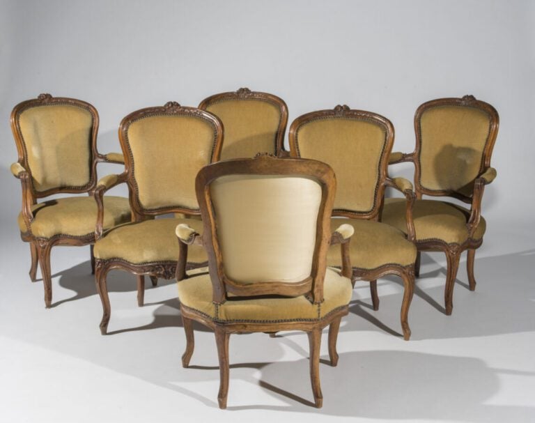 Suite de six fauteuils à dossier cabriolet en bois naturel mouluré et sculpté d…