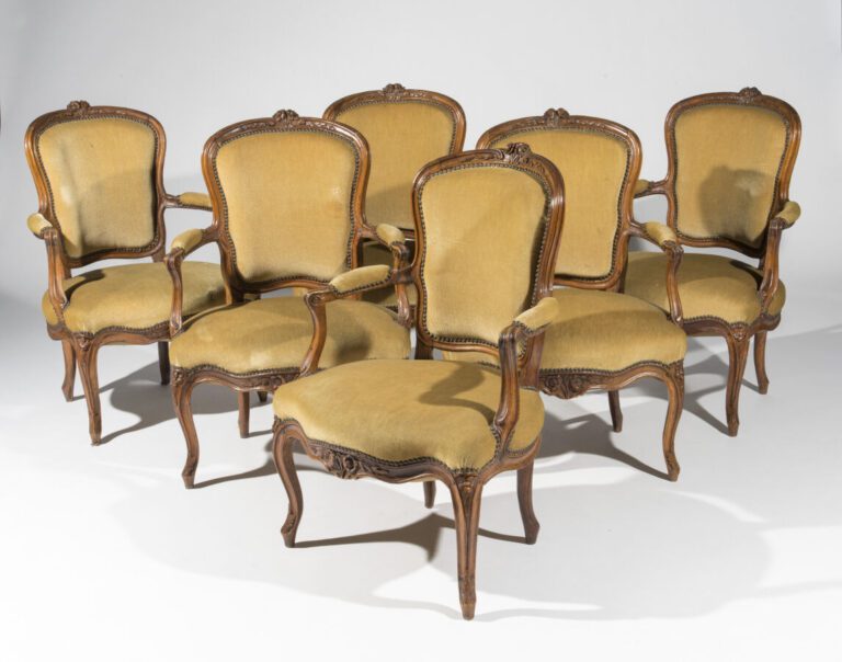 Suite de six fauteuils à dossier cabriolet en bois naturel mouluré et sculpté d…
