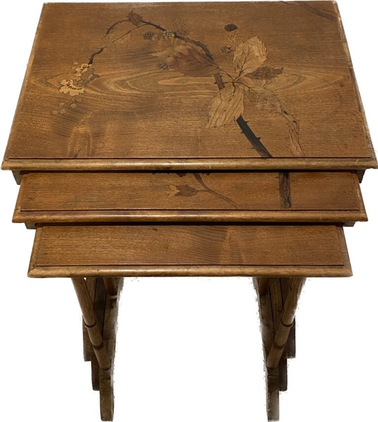 Suite de trois tables gigognes en bois marqueté à décor de mûrier et pavots - D…