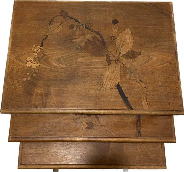 Suite de trois tables gigognes en bois marqueté à décor de mûrier et pavots - D…
