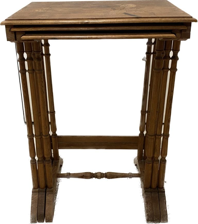 Suite de trois tables gigognes en bois marqueté à décor de mûrier et pavots - D…