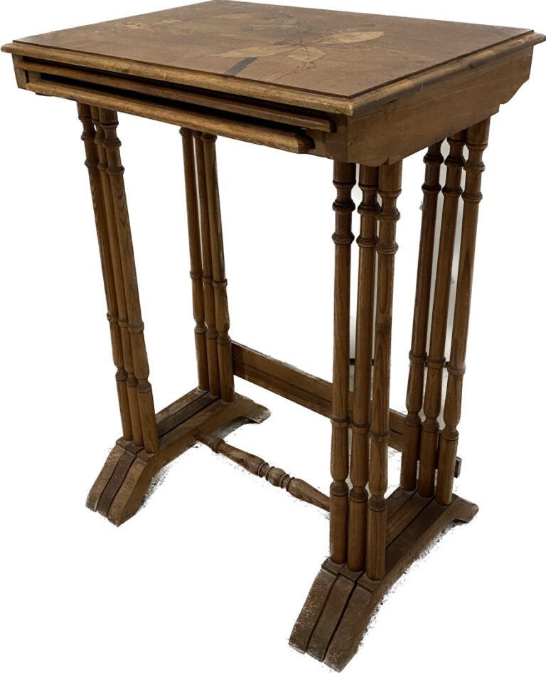 Suite de trois tables gigognes en bois marqueté à décor de mûrier et pavots - D…