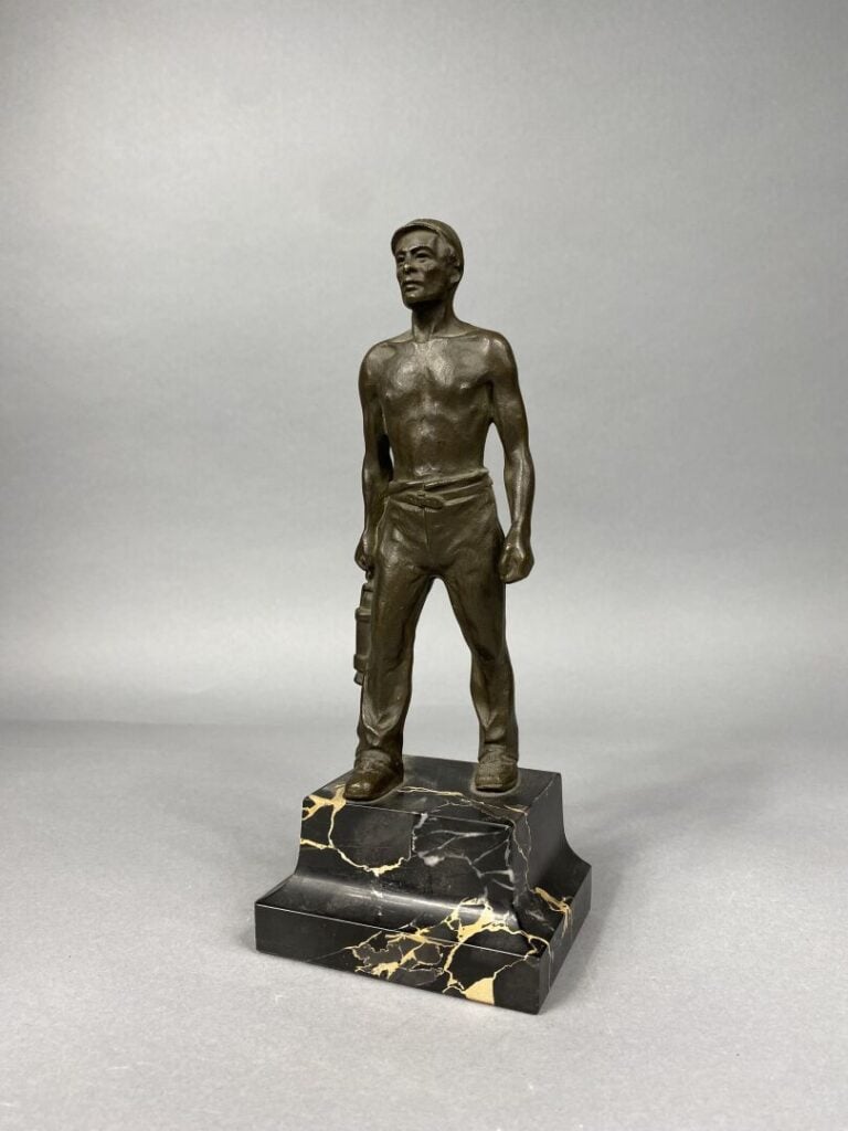 Sujet en bronze patiné figurant un mineur tenant une lanterne - Socle de marbre…