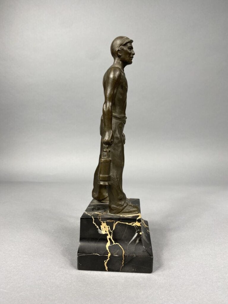 Sujet en bronze patiné figurant un mineur tenant une lanterne - Socle de marbre…