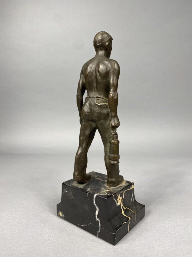 Sujet en bronze patiné figurant un mineur tenant une lanterne - Socle de marbre…